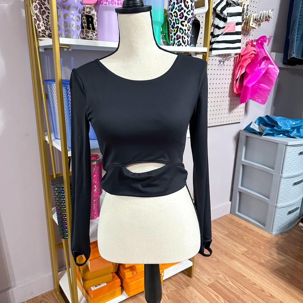 ✨NEW✨Athletic Black Long Sleeve Cutout Top!
